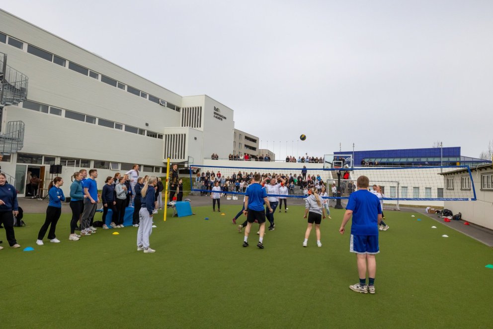 Mynd: Axel Þórhallsson. Hópmyndir af nýstúdentum verða teknar í tröppunum við útiæfingasvæðið 17. jú&hellip;