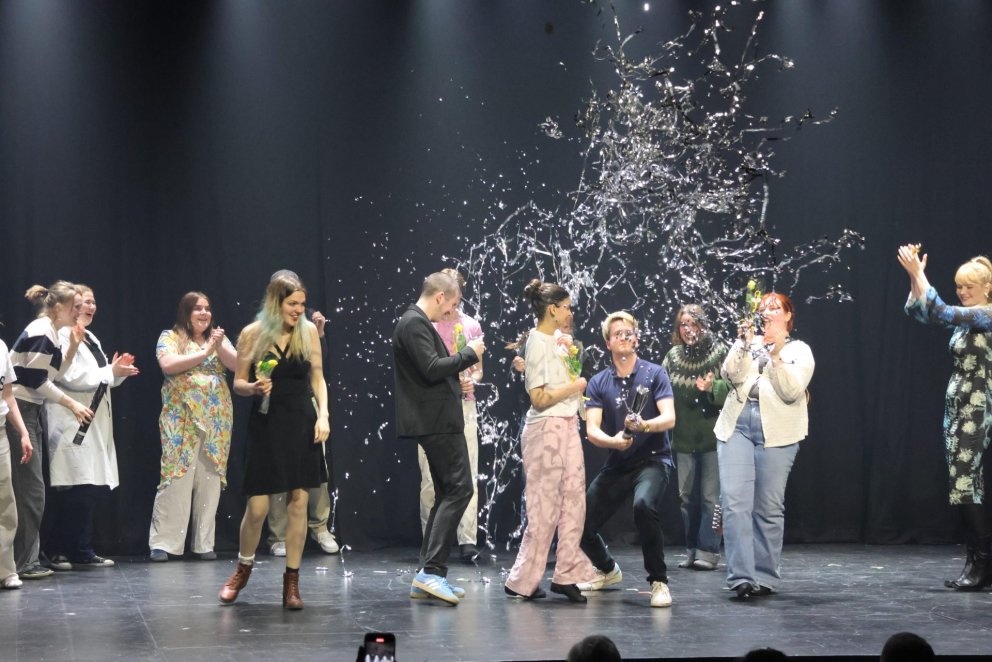 Hópurinn fagnar í lokin ásamt kennaranum sínum, Ingunn Elísabetu.