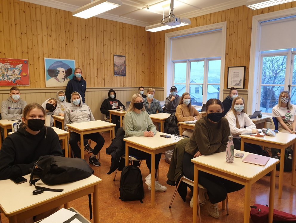 3. bekkur T stóð sig feykilega vel á haustönn. Á myndinni eru þau í siðfræði í G15.