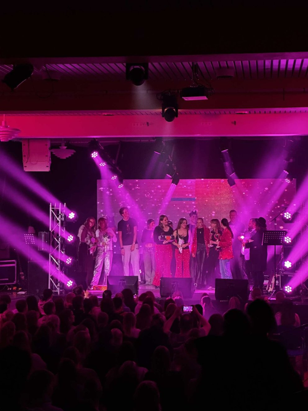 Íris Alma, Heiðdís Pála og hljómsveitin Skandall tóku við verðlaunum í kvöld