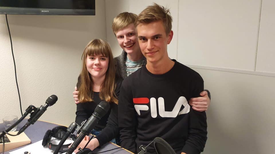 Lið MA eftir sigurinn á Flensborg. Ásdís (tv), Kjartan og Samúel (th). Mynd fengin af fésbókarsíðu R&hellip;