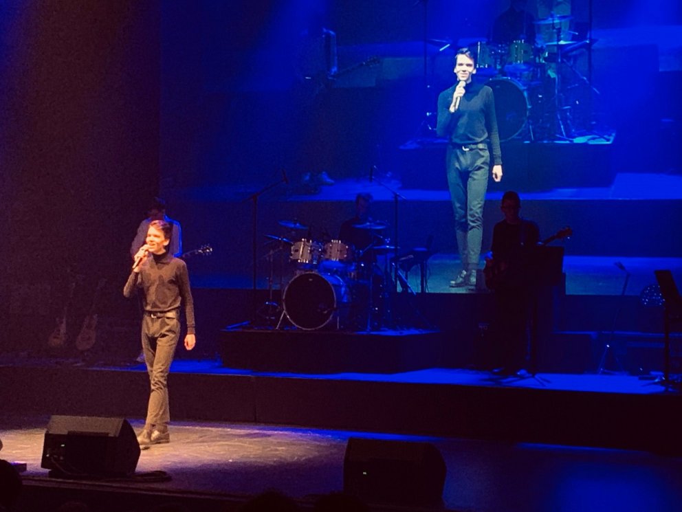 Brynjólfur Skúlason ásamt húsbandinu á sviðinu í Hofi. 
Mynd: Sverrir Páll Erlendsson