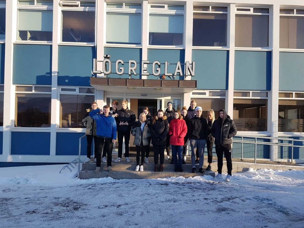 Nemendur fyrir framan Lögreglustöðina. Mynd: Lilja Ákadóttir