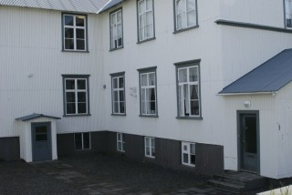 Gamli skóli, inngangur í kennarastofu til hægri.