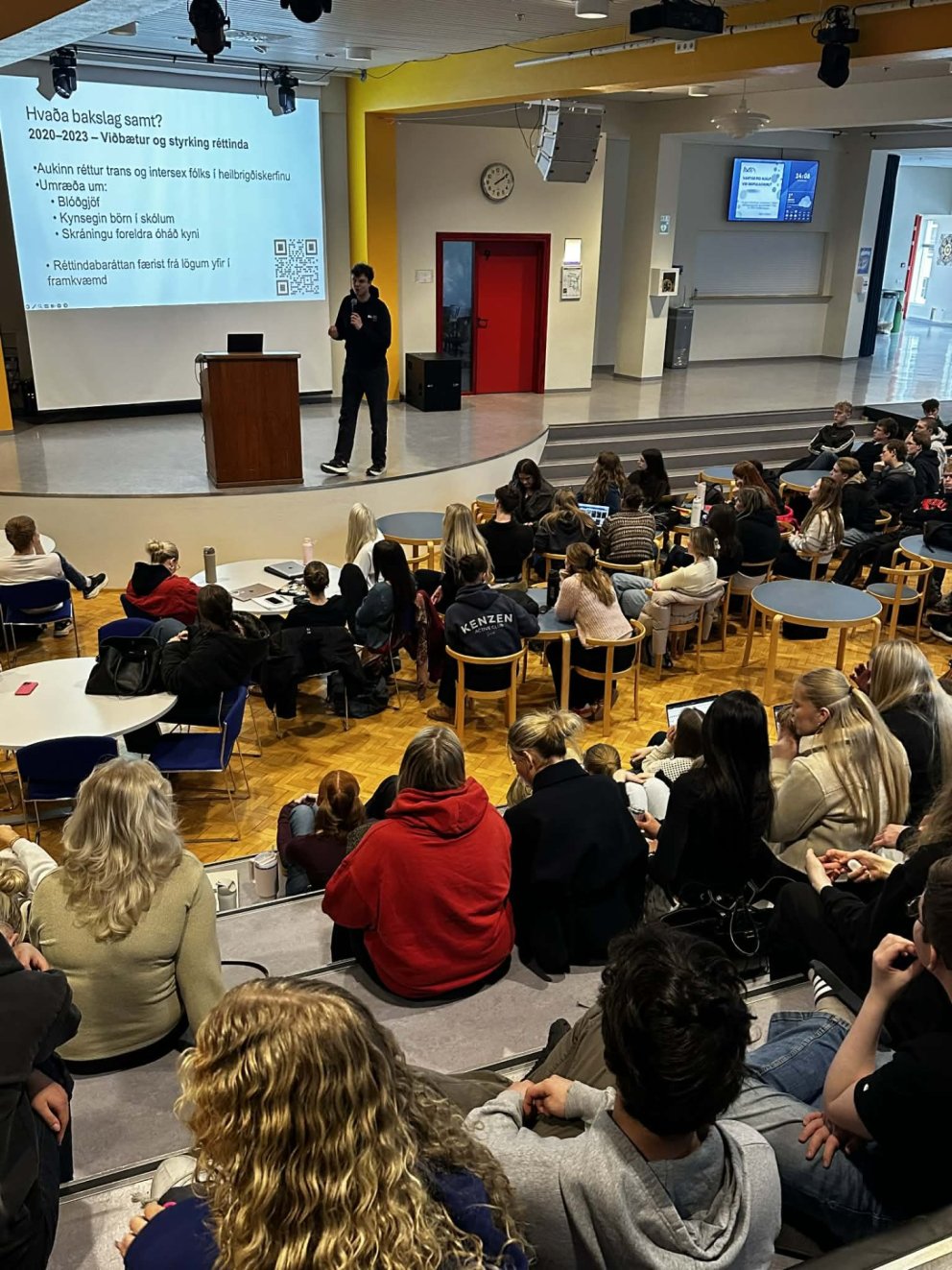 Aðalbjörn Jóhannsson, stýri hinsegin félags stúdenta á Norðurlandi hélt fyrirlestur í Kvosinni