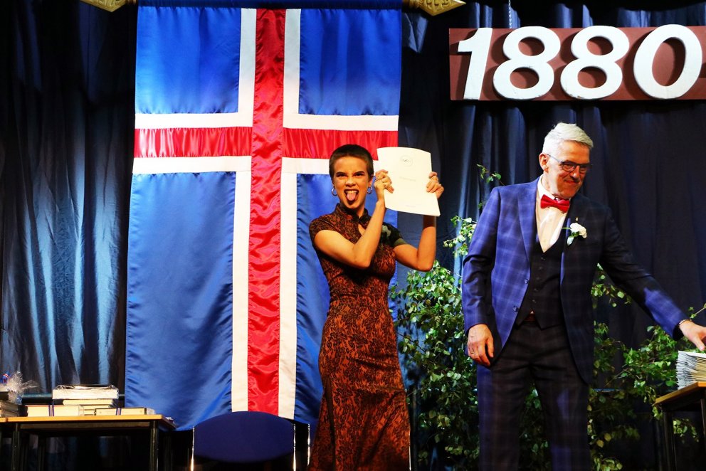 Agla Arnarsdóttir hampar skírteini sínu 17. júní 2018