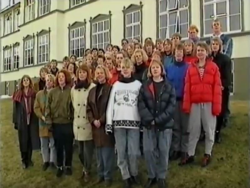Nemendur skólans árið 1988 stilla sér upp fyrir þáttinn Annir og appelsínur og taka lagið
