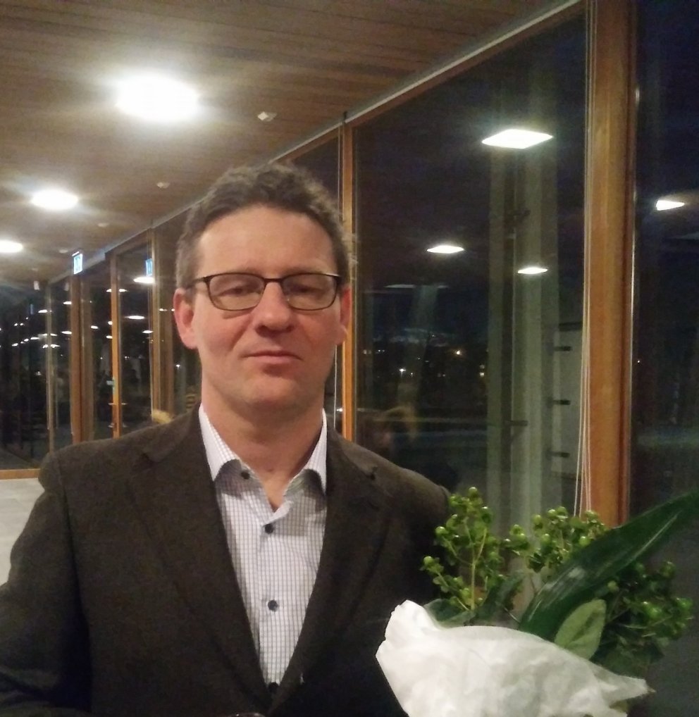 Arnar Már tekur við viðurkenningunni á Kjarvalsstöðum