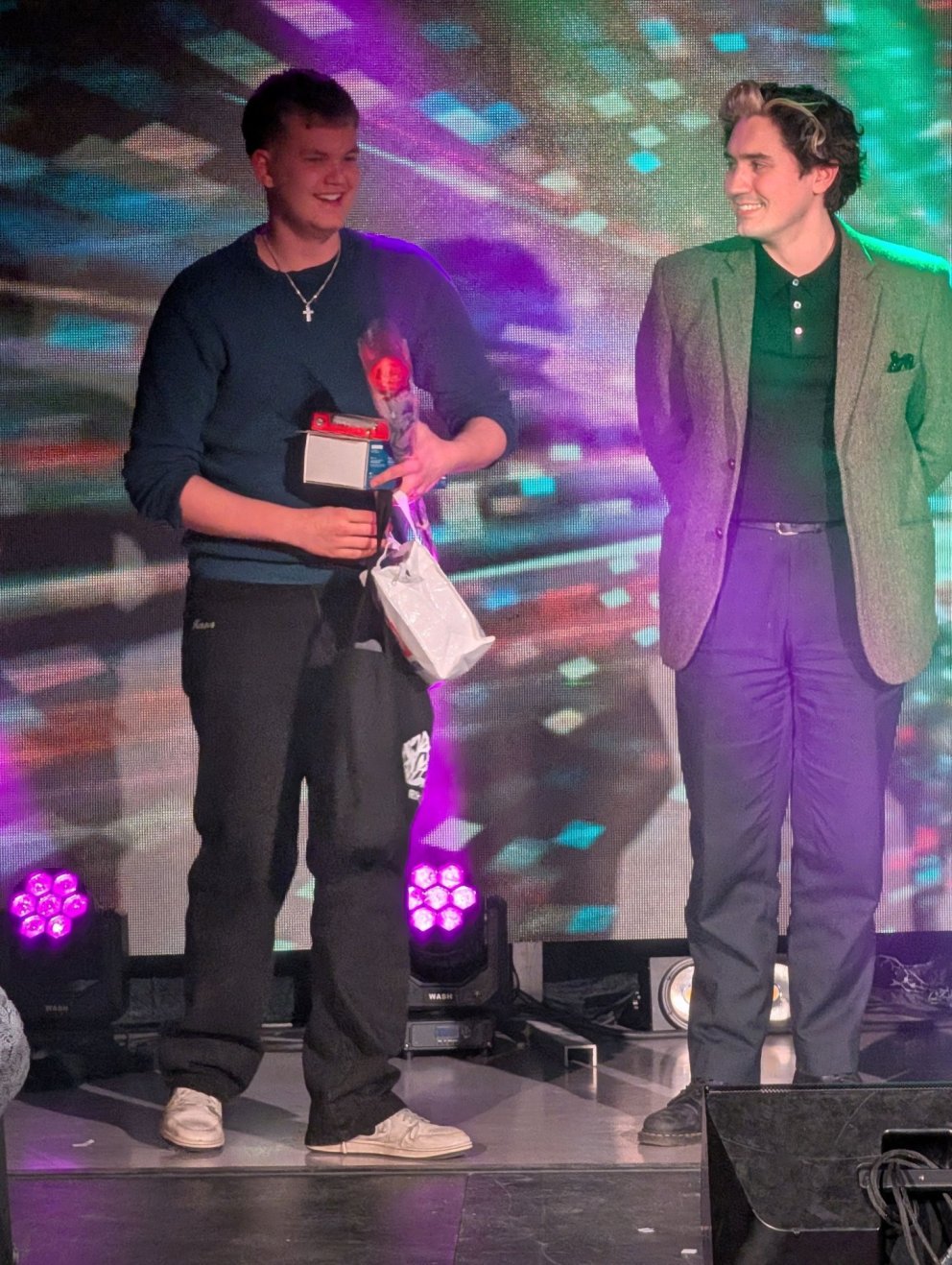 Bæring Nói tekur við verðlaununum úr höndum Níelsar Thibaud Girerd, formanns dómnefndar