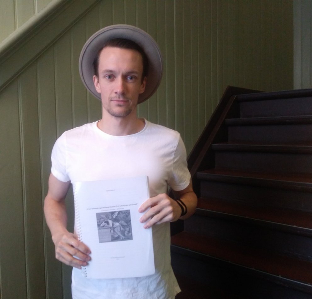 Bjarni Jónasson með nýja kennsluheftið