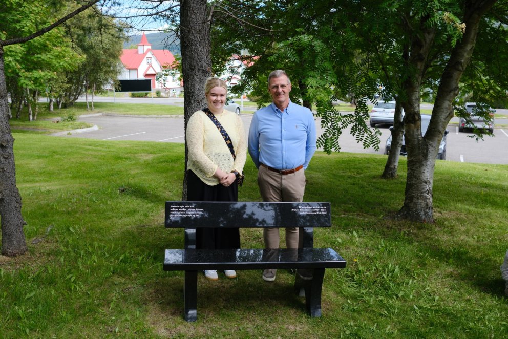 Helga Þórsdóttir, ekkja Brynjars Elís Ákasonar, og Karl Frímansson skólameistari við bekkinn til min&hellip;