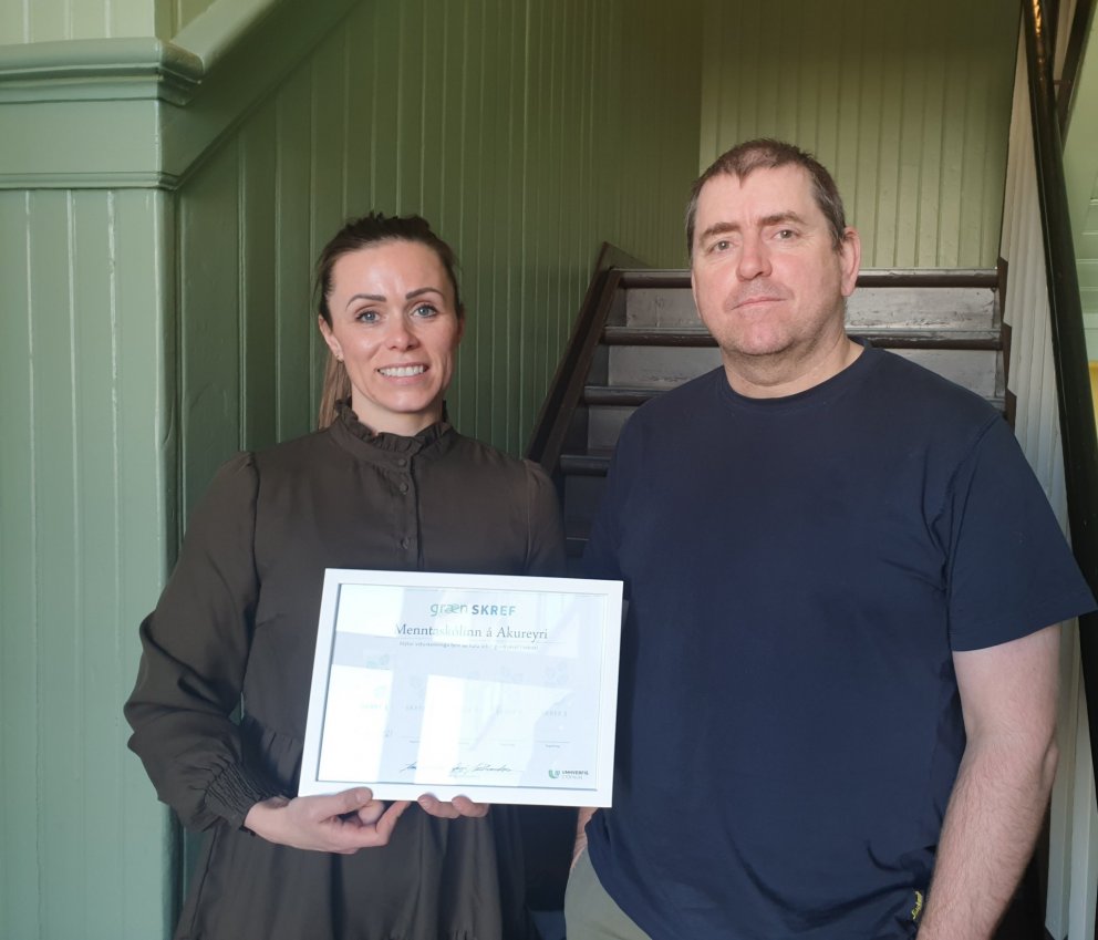 Einar og Tinna með staðfestingu á fyrsta græna skrefinu.