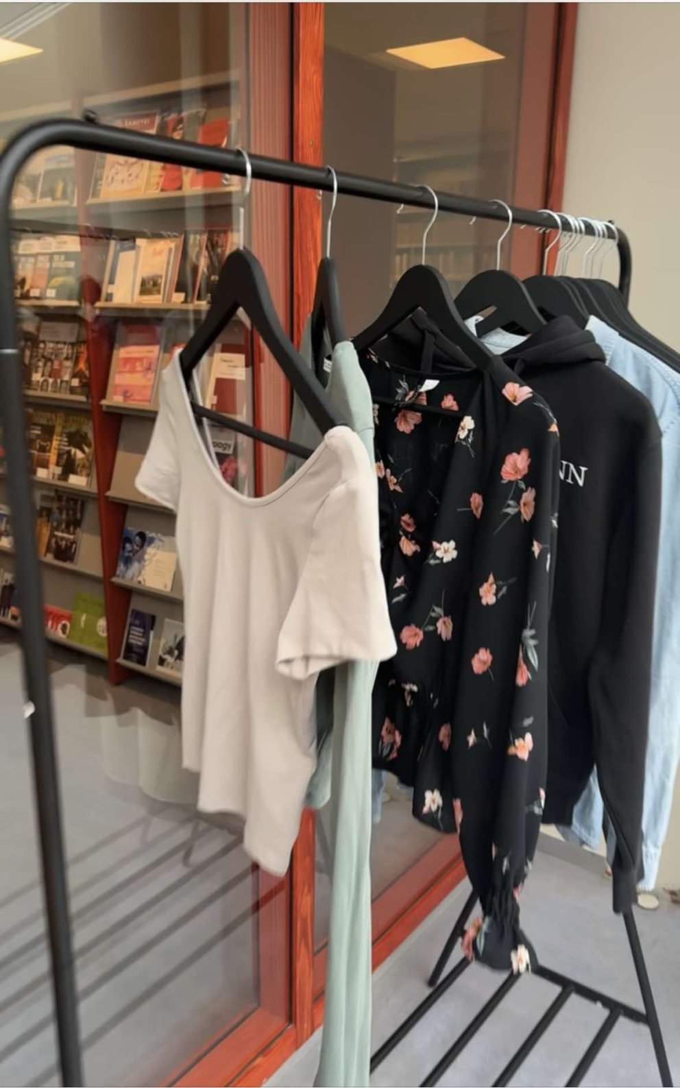 Fatasláin er framan við bókasafnið og öllum er frjálst að bæta á eða taka af