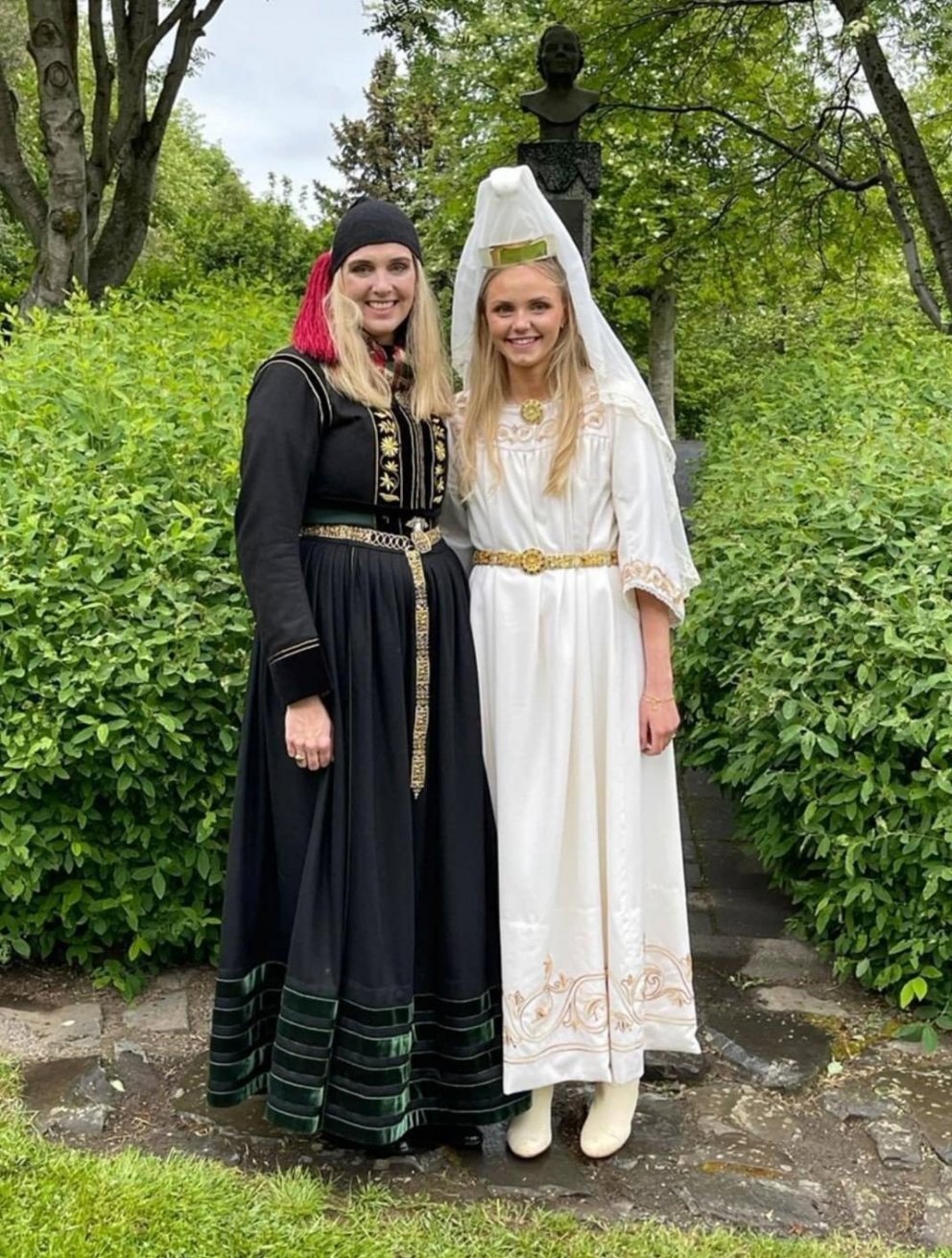 Fjallkonan Hildur Lilja ásamt Ásthildi Sturludóttur bæjarstjóra