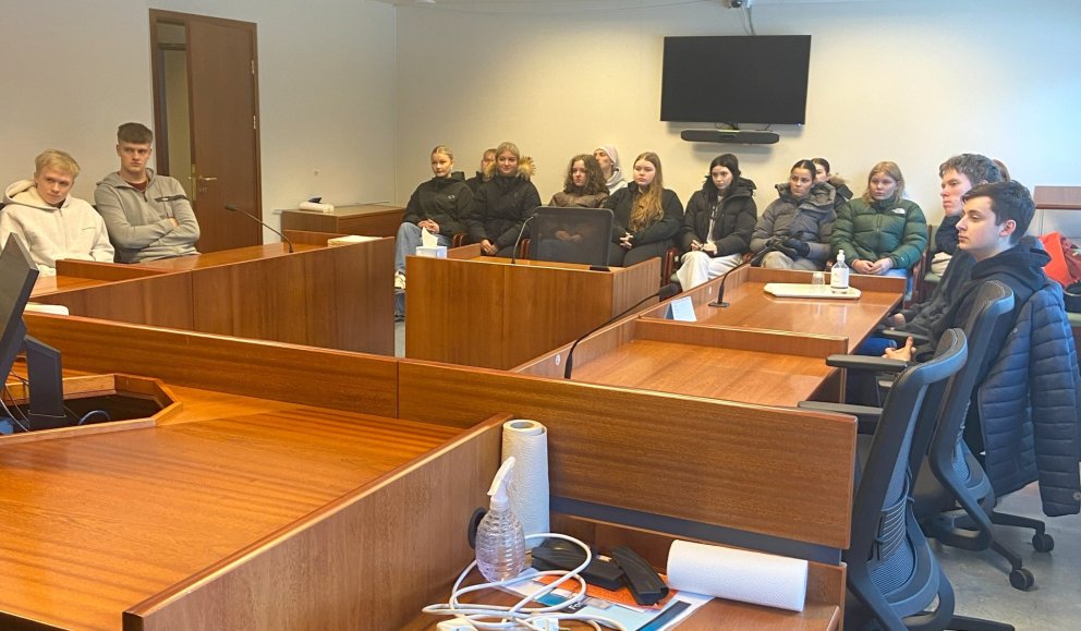 Nemendur í lögfræðivali fylgjast áhugasamir með