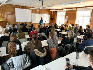 Ása Helga ræðir við nemendur 4TUX