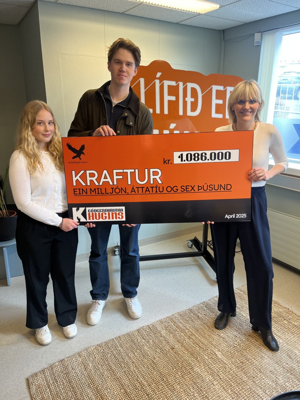 Vera Mekkín Guðnadóttir og Benjamín Þorri Bergsson, fulltrúar skólafélagsins Hugins, og Sólveig Ása &hellip;