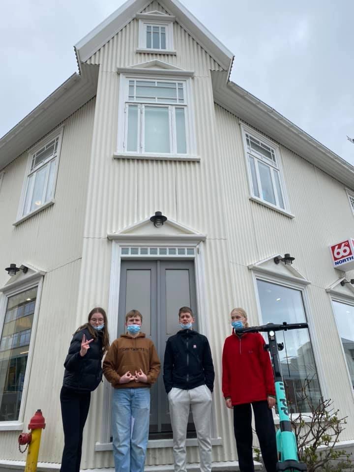 Sonja Ósk, Benjamín, Birkir Ingi og Helga, nemendur í 1V við Hamborg í miðbæ Akureyrar