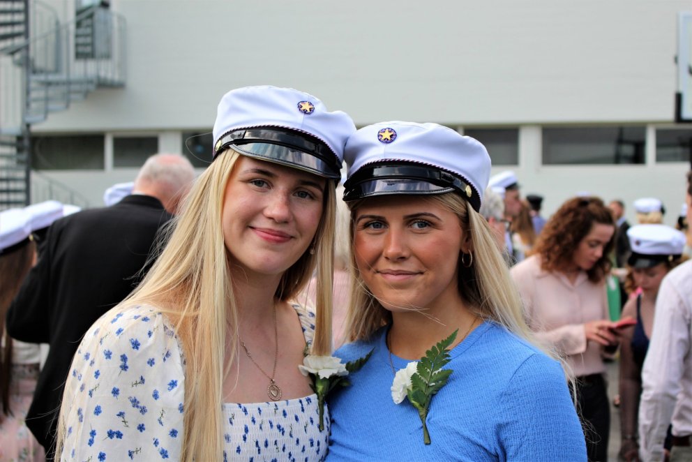 Fjölmargir nýstúdentar fengu verðlaun og viðurkenningar. Á myndinni eru dúx og semidúx skólans, þær …