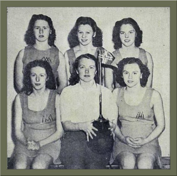 Kvennalið ÍMA í handknattleik 1946-47. Fremri röð frá vinstri: Elísabet Hermannsdóttir, Guðrún Tómas&hellip;