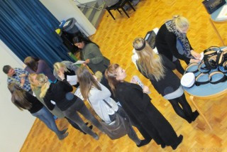 Húfur mátaðar í KVos