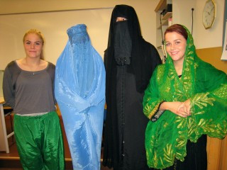 Nemendur í afghönskum klæðum