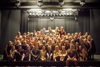 Allur leikhópurinn í lok frumsýningar