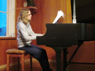 Sunna Björnsdóttir spilar á píanó