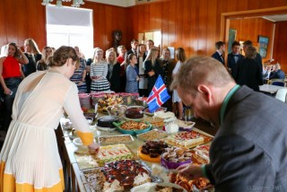 Við allsnægtaborðið