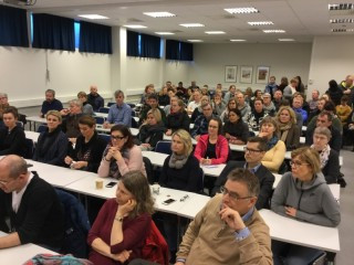 Þegar fundargestir voru að fylla salinn