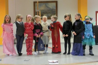 Stúlkurnar úr Naustaskóla sungu fyrir MA