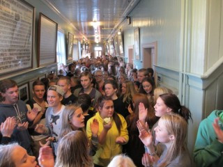 Nemendur syngja á Langa gangi