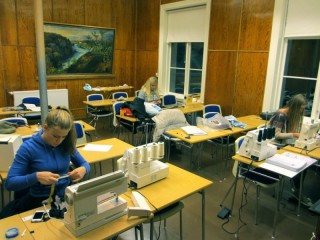 Við saumavélarnar í G12