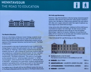 Skiltið við Samkomuhúsið