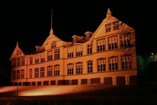 MA að kvöldi 16. desember 2011