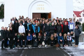 1 EFGH við Siglufjarðarkirkju