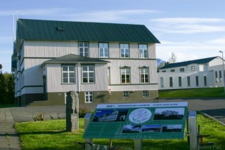 Söguskilti við Gamla skóla