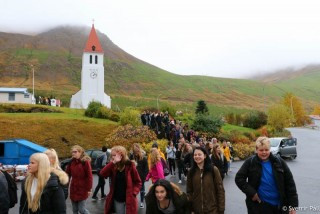 Á leið frá kirkju