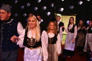 Fjórðubekkingar ganga í salinn - Árshátíð 2012