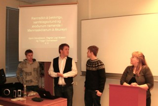 Drjúgur þáttur í námi í 4. bekk á félagsfræðibraut er rannsókn á viðhorfum nemenda, könnun og úrvinn…