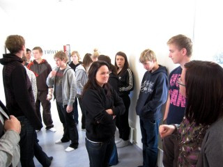 Giljaskólanemar á leið úr Gamla skóla með Lenu Rut