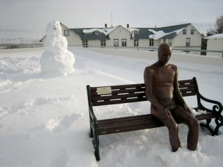 Tilvera og splunkunýr snjókarl gerður 23. október 2008