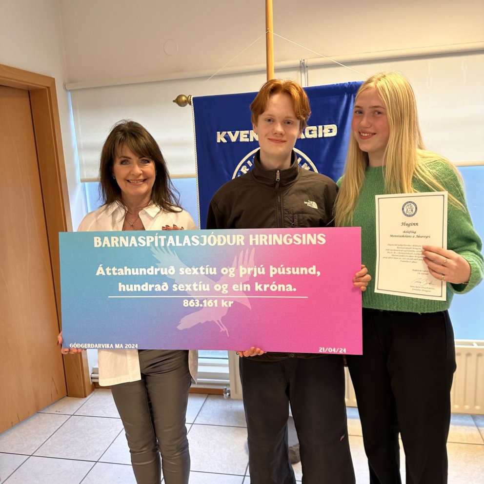 Tómas Óli Ingvarsson og Sjöfn Hulda Jónsdóttir afhenda Önnu Björk Eðvarsdóttur, formanni Hringsins, …