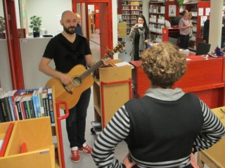 Magni syngur fyrir Ragnheiði á Bókasafninu