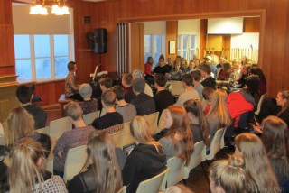 Alexander leikur á píanó á Gamla Sal