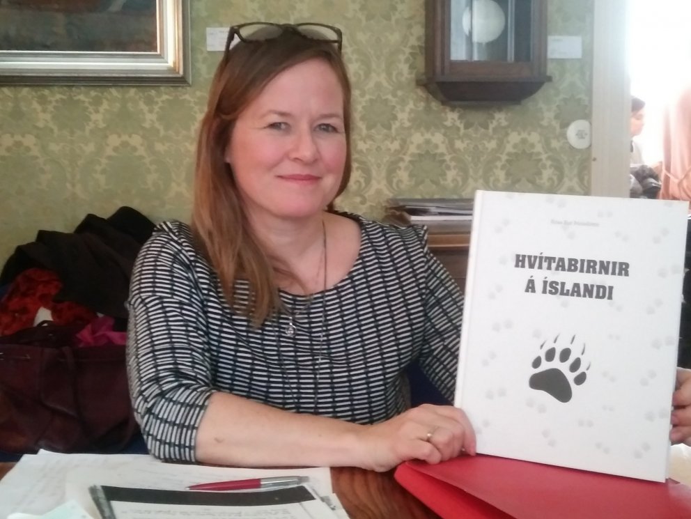 Rósa með bókina sína.