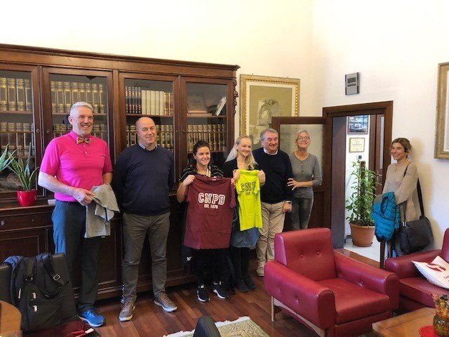 Skipst á gjöfum, frá vinstri: Jón Már Héðinsson skólameistari, Luca Gervasutti skólameistari, Anna E&hellip;