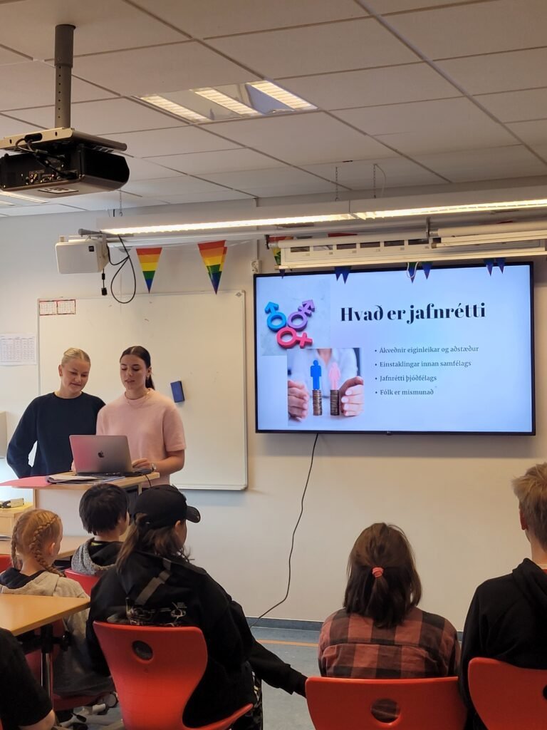 Freydís og María með erindi í Oddeyrarskóla.