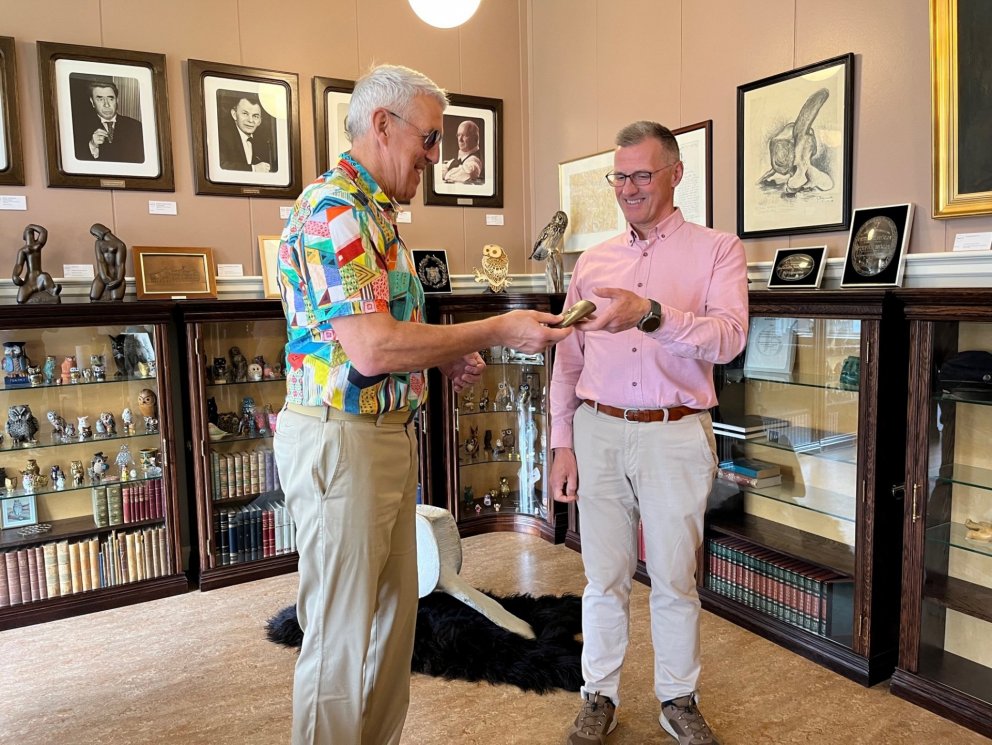 Karl Frímannsson tekur við lyklunum að MA úr hendi fráfarandi skólameistara, Jóns Más Héðinssonar