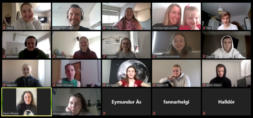 Jóhann og Þórhildur eru ánægð með hvernig til hefur tekist með nám og kennslu í gegnum fjarfundabúna&hellip;